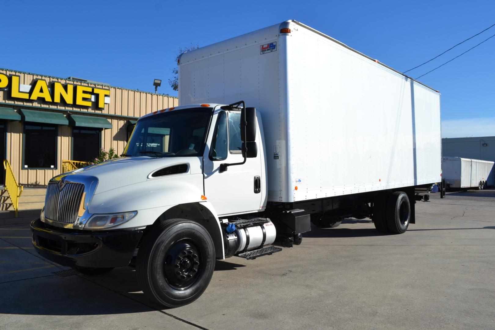 2016 WHITE /BLACK INTERNATIONAL 4300 with an CUMMINS ISB 6.7L 220HP engine, ALLISON 2100HS AUTOMATIC transmission, located at 9172 North Fwy, Houston, TX, 77037, (713) 910-6868, 29.887470, -95.411903 - 25,999LB GVWR NON CDL, 26FT BOX, 13'6FT CLEARANCE, HEIGHT 103" X WIDTH 102", AIR RIDE , DUAL 40 GALLON FUEL TANKS, CRUISE CONTROL, COLD A/C , - Photo#0